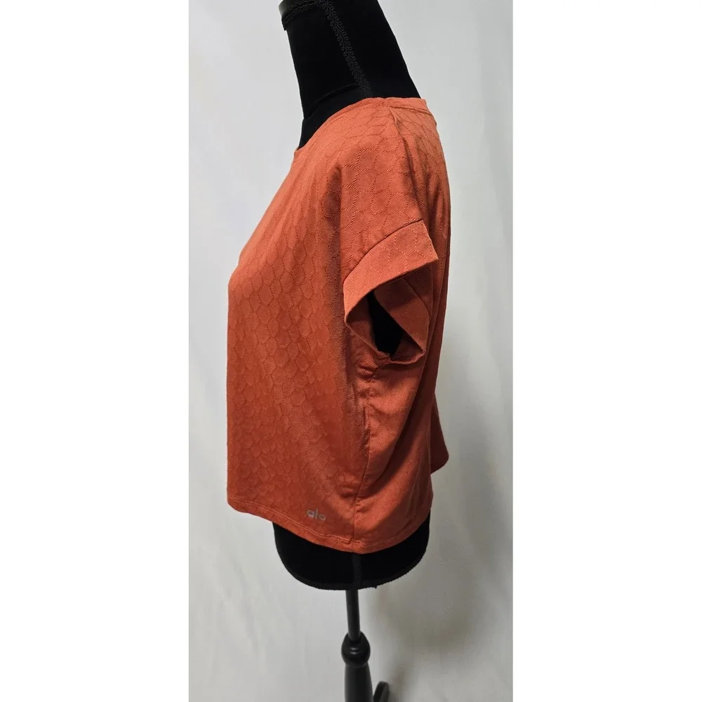 alo women M short sleeve textured boxy shirt orange athletic yoga sport